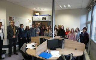 Professeur, industriels et lycéens posent ensemble