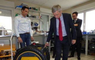 Chez Soben, Etienne Guyot, au centre, a testé le robot suiveur./ Photo DDM