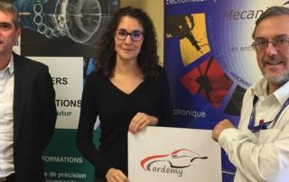 Davy Lagrange, du Campus des métiers et des qualifications, et Hervé Danton, de Mecanic Vallée, entourent Camille Esquerré, chargée de mission du projet Cardemy.