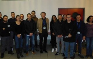 Jeudi après-midi, les 15 nouveaux diplômés de Figeac Aéro autour du PDG Jean-Claude Maillard./ Photo DDM, A.L.