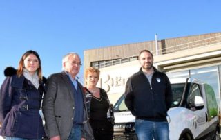 Christian Braley, aux côtés de son épouse, Renée, et de ses enfants Ludivine et Ludovic, devant l'un des véhicules au gaz naturel de l'entreprise. / J. B.