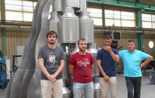 Une magnifique fontaine à lait réalisée en inox au sein de l'atelier de chaudronnerie.