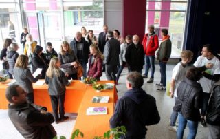 Dès 9 heures, il y avait foule dans le hall d'accueil pour distribuer des brochures et documents. / DDM, BHSP.