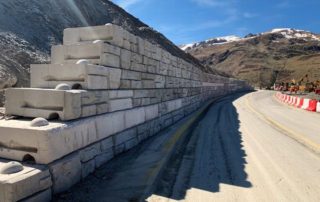 La RN 22, seule route ralliant l'Ariège à Andorre, s'est retrouvée fermée après un éboulement. Des entreprises de la Corrèze se sont mobilisées pour installer le plus rapidement possibles un mur des 500 blocs. Photo : Redi-Rock France / STAM © Agence Brive