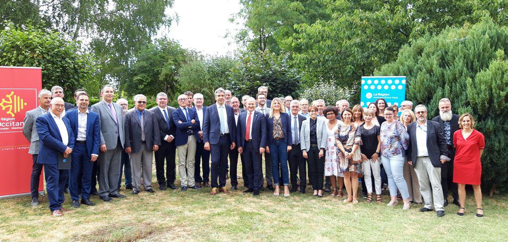 Photo de famille hier en présence des acteurs cantalous et occitans réunis à Bagnac pour lancer le projet de Territoire d'industrie. / Photo DDM, A.L.